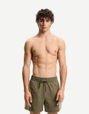 Bershka – Kakifärgade badshorts med boxig passform - view 1