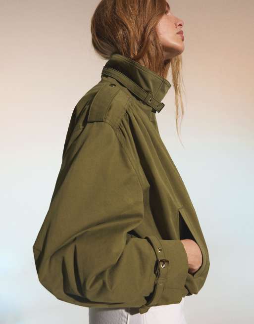 Bershka – Kakigrön, rynkad jacka med spänne, 3 av 4