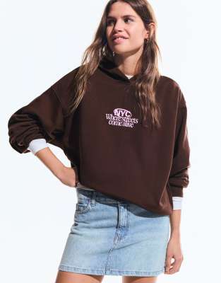 Bershka - Kapuzenpullover in Braun mit Print-Brown