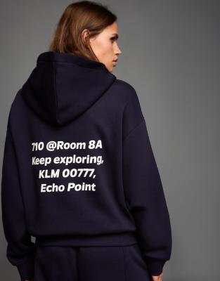 Bershka - Kapuzenpullover in Marineblau mit Print