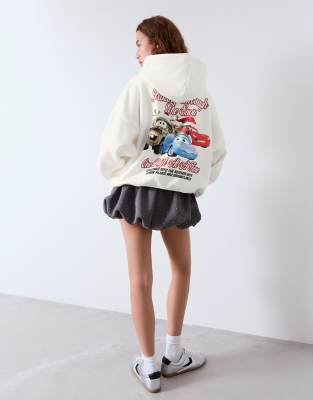 Bershka - Kapuzensweatshirt in Weiß mit „Cars"-Print