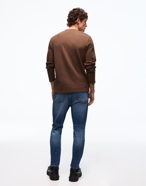 Bershka – Karottenjeans in Jeansblau mit Zierrissen, 3 von 4