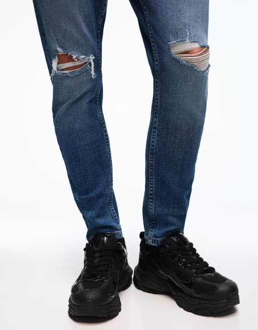 Bershka – Karottenjeans in Jeansblau mit Zierrissen, 4 von 4