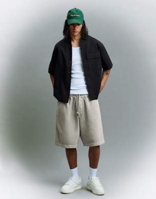 Kastige Bermuda-Shorts in Dunkelgrau mit Print Grau XS