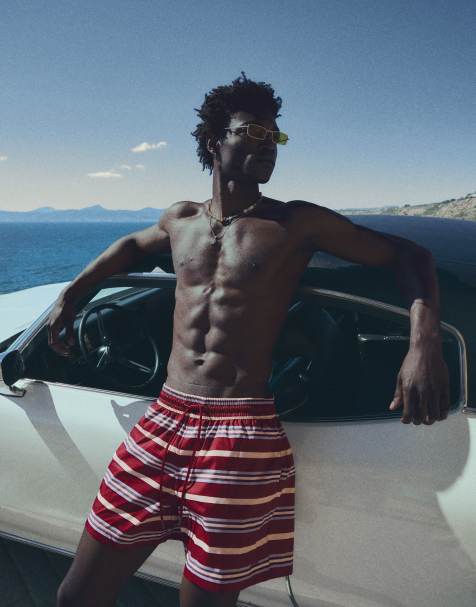 Bershka – Kastige, gestreifte Badeshorts in Schwarz - view 1