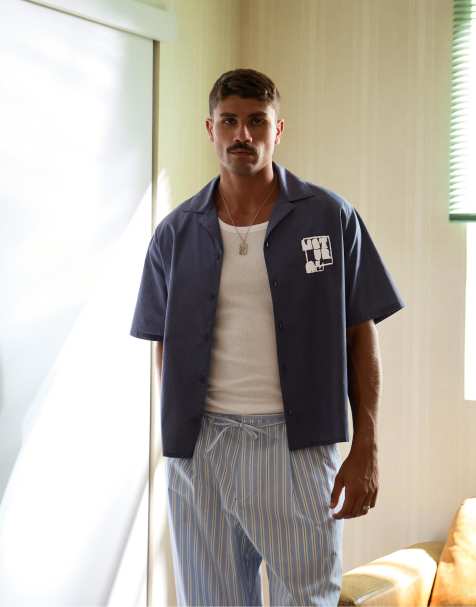 Bershka – Kastiges Hemd in Blau mit beflocktem Rückenprint - view 1