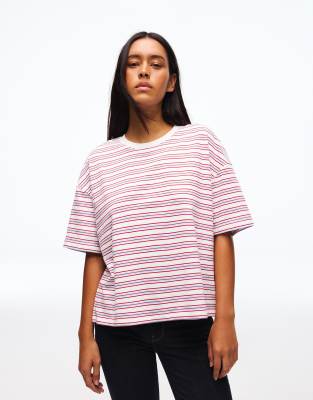 Bershka - Kastiges T-Shirt in Weiß mit Print