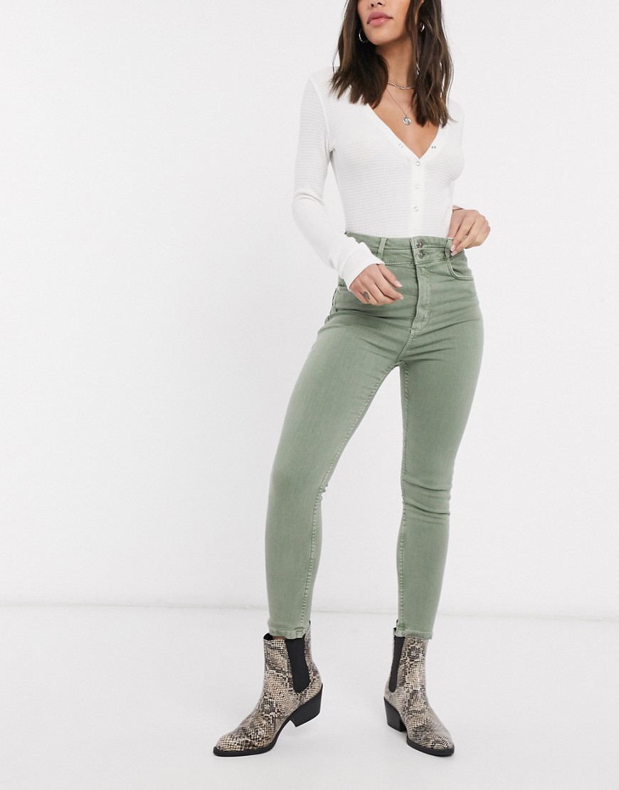 Bershka – Khakifärgade skinny jeans med två knappar-Grön