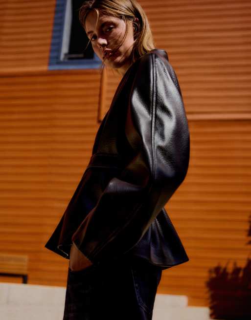Bershka kimonojack met leerlook en riem in bruin, 4 van 5