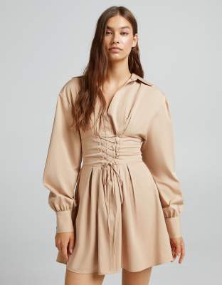 Bershka – Kleid in Kamelbraun mit Korsettdetail und Schnürung | ASOS