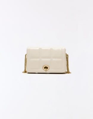 Bershka - Kleine, gesteppte Tasche in ecrufarbener Lederoptik-Weiß
