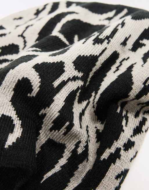 Bershka Knitted beanie in black, 2 of 5