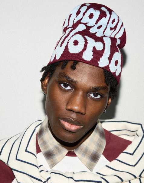 Bershka Knitted beanie in burgundy - view 1