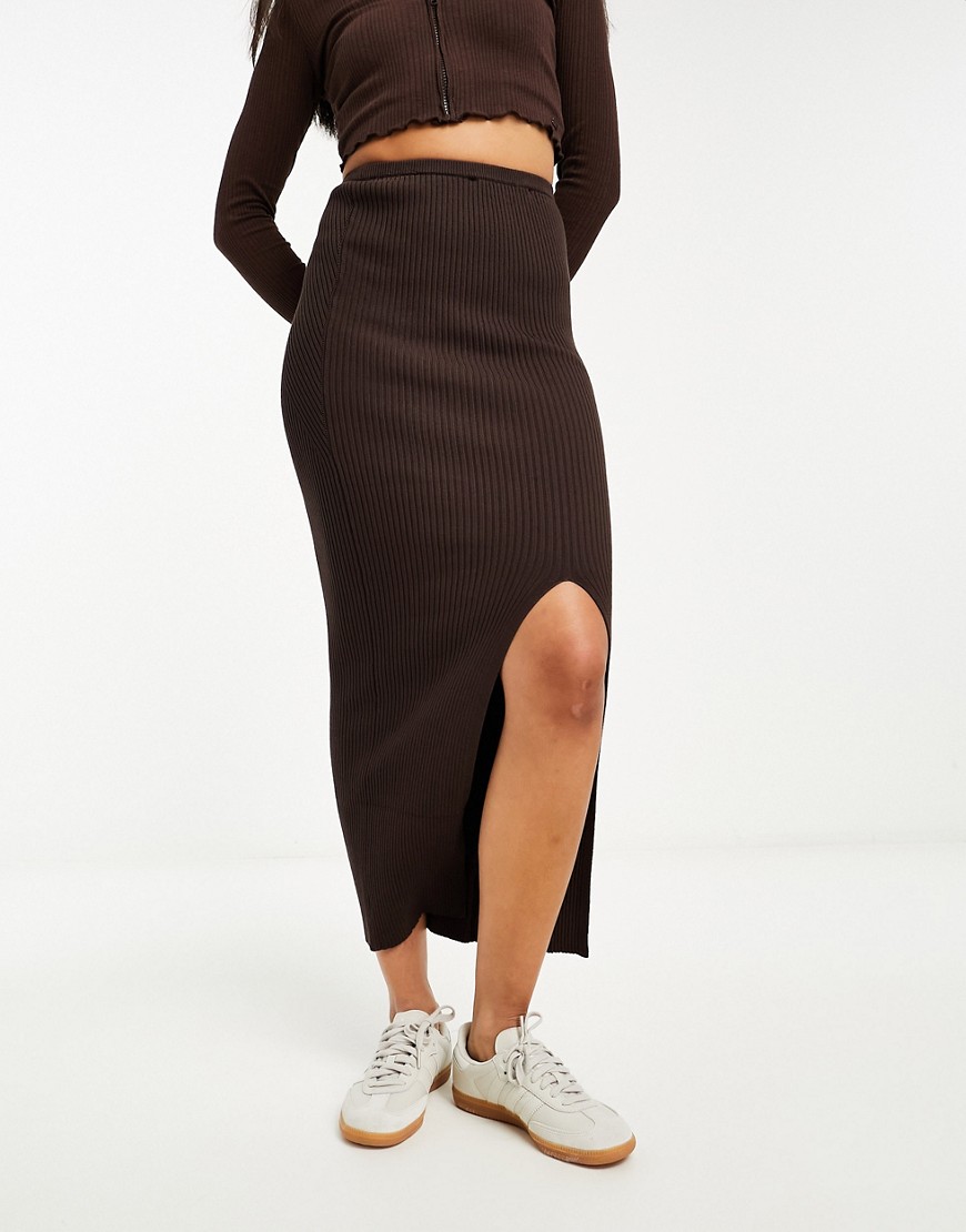 Bershka knitted bodycon midi skirt in chocolate-Brown