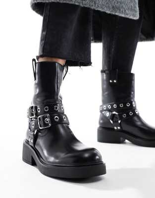 Bershka - Knöchelhohe Stiefel in Schwarz mit Schnallendetail