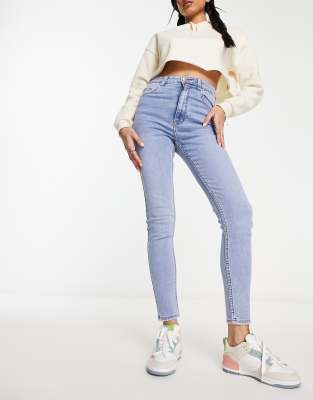 Bershka - Knöchellange Skinny-Jeans in Hellblau mit hohem Bund