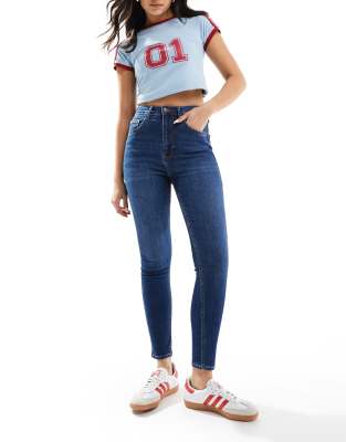 Bershka - Knöchellange Skinny-Jeans in Mittelblau mit hohem Bund