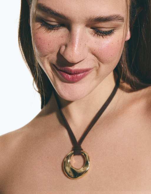 Bershka – Kordelkette mit Anhänger in Goldoptik, 3 von 3