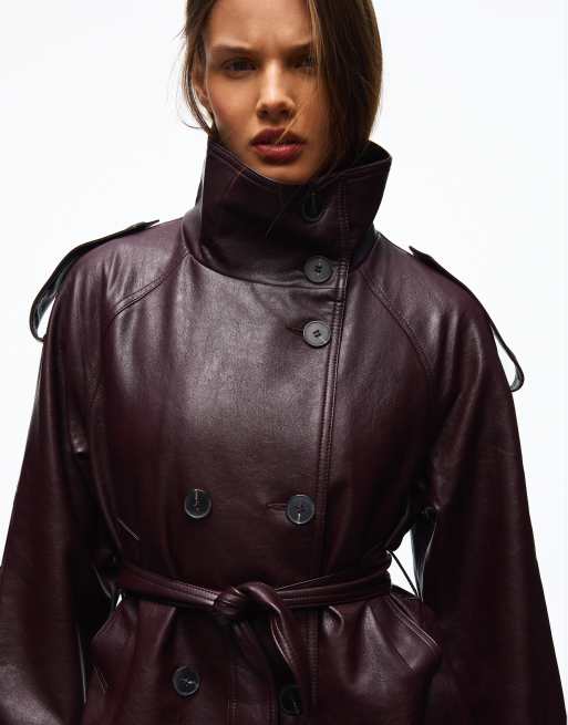 Bershka kort trenchcoat i læderlook i burgundy, 2 af 5