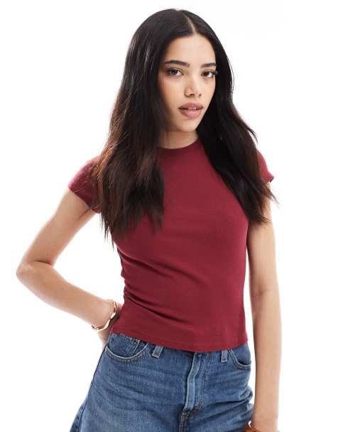 Bershka – Krótki i obcisły T-shirt w kolorze wiśniowej czerwieni - view 1