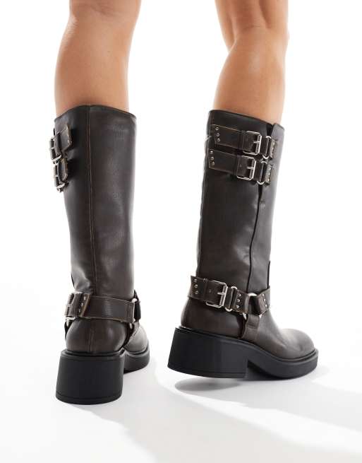 Bershka - Kuithoge laarzen met gespdetail in bruin, 2 van 4