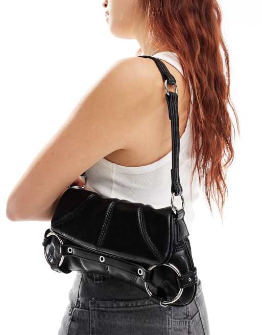 Bershka – Kunstleder-Schultertasche in Schwarz mit Ringdetail, 2 von 4