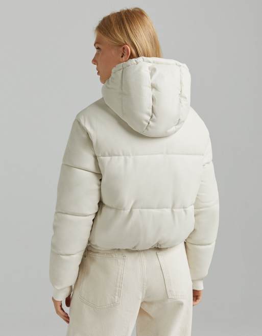 Bershka – Kunstleder-Steppjacke mit Kapuze in Creme, 2 von 4