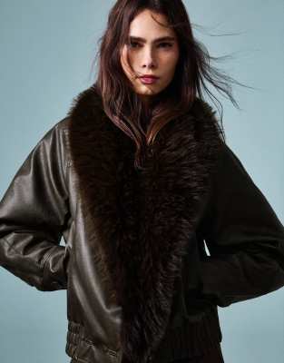 Bershka - Kunstlederjacke in Braun mit Kunstpelzkragen-Brown