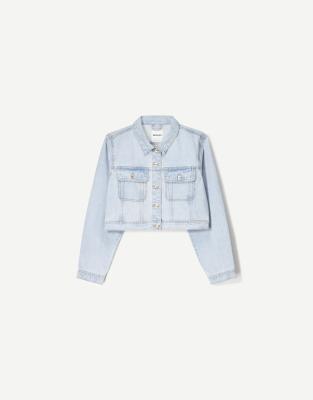 Bershka - Kurz geschnittene Jeansjacke in Hellblau