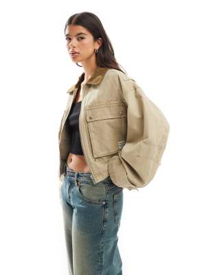 Bershka - Kurz geschnittene Trucker-Jacke in Sand mit kontrastierendem Kragen-Neutral