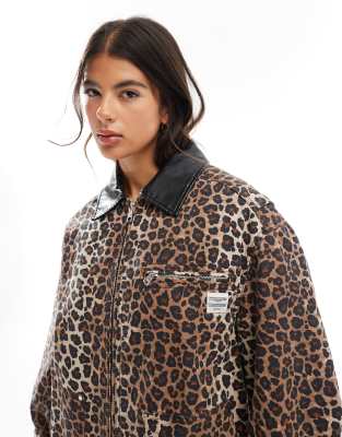 Bershka - Kurz geschnittene Trucker-Jacke mit Leopardenprint und kontrastierendem Kragen-Bunt