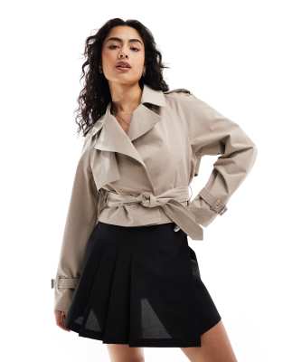 Bershka - Kurz geschnittener, leichter Trenchcoat in Sand-Neutral