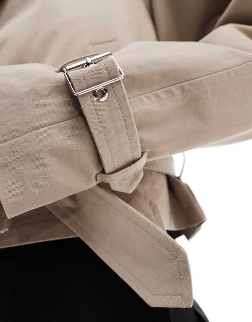 Bershka – Kurz geschnittener, leichter Trenchcoat in Sand ASOS