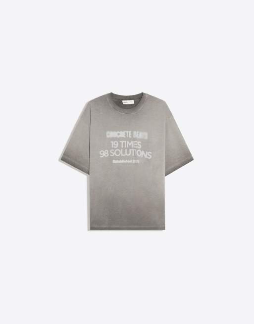 Bershka Kurzarm-T-Shirt mit Washed-Effekt und Fleece-Print in Grau, 6 von 7