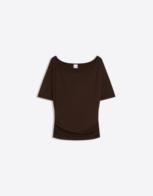 Bershka – Kurzärmlige Bluse in Braun mit asymmetrischem Muster, 5 von 6