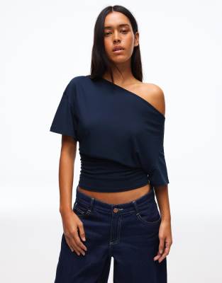 Bershka - Kurzärmliges, asymmetrisches T-Shirt in Denim-Blau mit Print