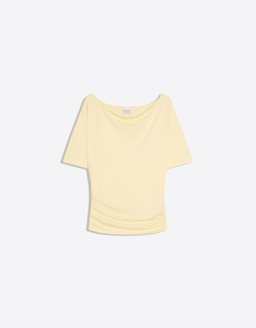 Bershka – Kurzärmliges, asymmetrisches T-Shirt in Gelb mit Print, 5 von 5
