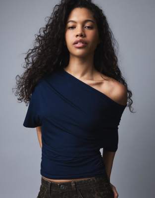 Bershka - Kurzärmliges, asymmetrisches T-Shirt in Marineblau mit Print