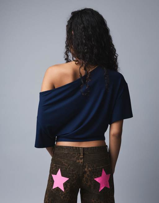 Bershka – Kurzärmliges, asymmetrisches T-Shirt in Marineblau mit Print, 3 von 6