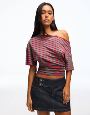 Bershka - Kurzärmliges, asymmetrisches T-Shirt in Rot mit Print