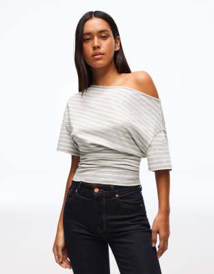 Bershka - Kurzärmliges, asymmetrisches T-Shirt in Weiß mit Print