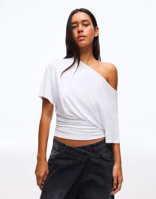 Bershka - Kurzärmliges, asymmetrisches T-Shirt in Weiß mit Print