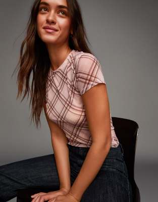 Bershka - Kurzärmliges, gemustertes T-Shirt aus Tüll in Rosa
