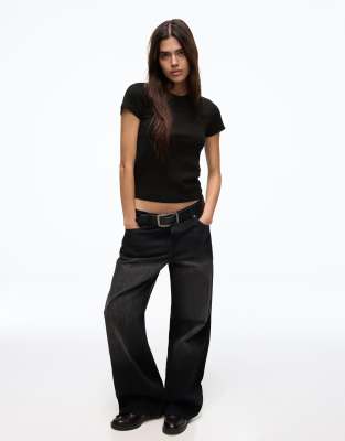 Bershka - Kurzärmliges, geripptes Basic-T-Shirt in Schwarz