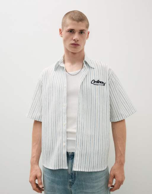 Bershka kurzärmliges gestreiftes Hemd mit Rückenprint in Weiß, 2 von 6
