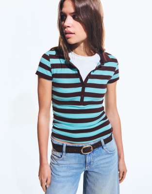 Bershka - Kurzärmliges, gestreiftes Polohemd in Braun-Brown