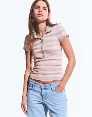 Bershka - Kurzärmliges, gestreiftes Polohemd in Rosa