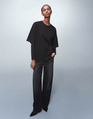 Bershka - Kurzärmliges, glitzerndes Oversize-T-Shirt in Schwarz