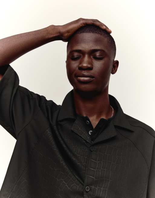 Bershka – Kurzärmliges, kastiges Hemd in Schwarz mit Print, 4 von 4