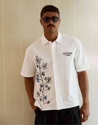 Kurzärmliges, kastiges Hemd in Weiß mit Blumen-Print Weiß M